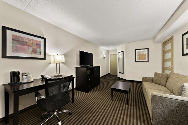 Best Western Plus Toronto North York Hotel & Suites image 17